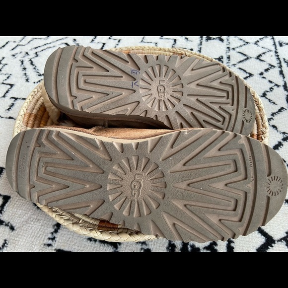 Authentic UGG mini BAILEY BOW ankle boots. - Picture 8 of 11